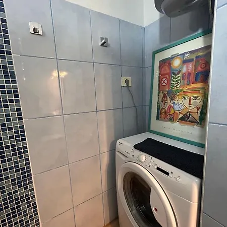 Apartment Center - Close To The ! *